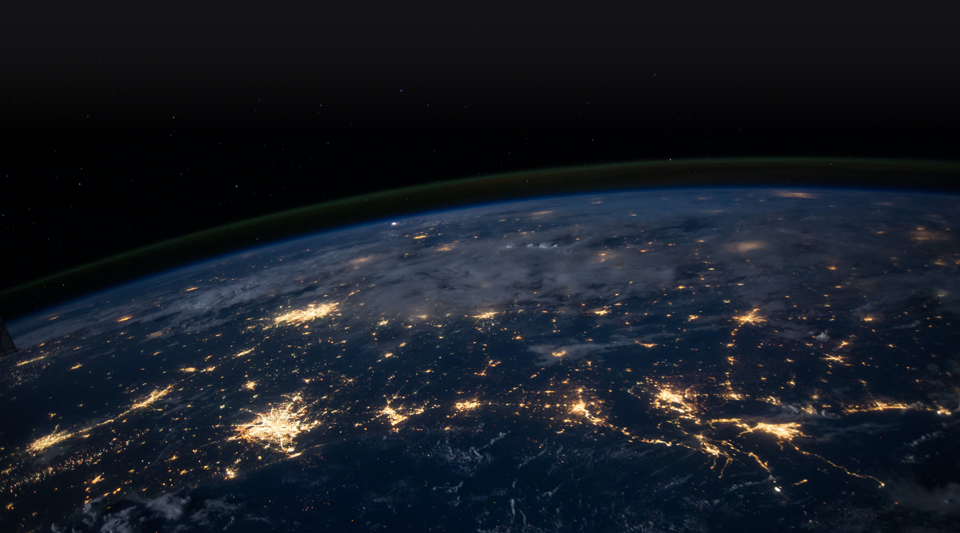 Background C'est le background de la page 6. On y voit la planète terre vue depuis la haute atmosphère, de nuit, on voit de gros points lumineux aux niveaux des villes à cause de l'éclairage urbain.